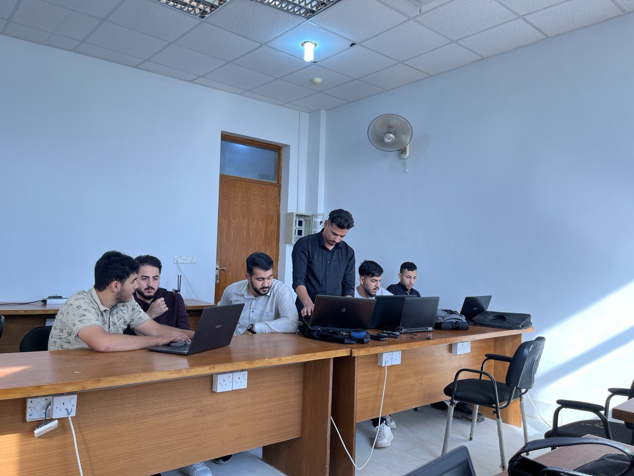 Read more about the article The Department of Information Technology holds a workshop for the maintenance of computers