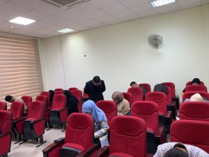 Read more about the article The Dean of the College of Computer Science and Information Technology visits the examination halls for postgraduate studies.