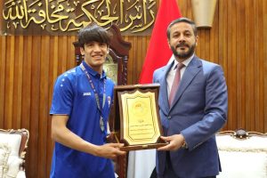 Read more about the article Minister of Higher Education honors an Iraqi champion who refused to be crowned at the World Muaythai Championships