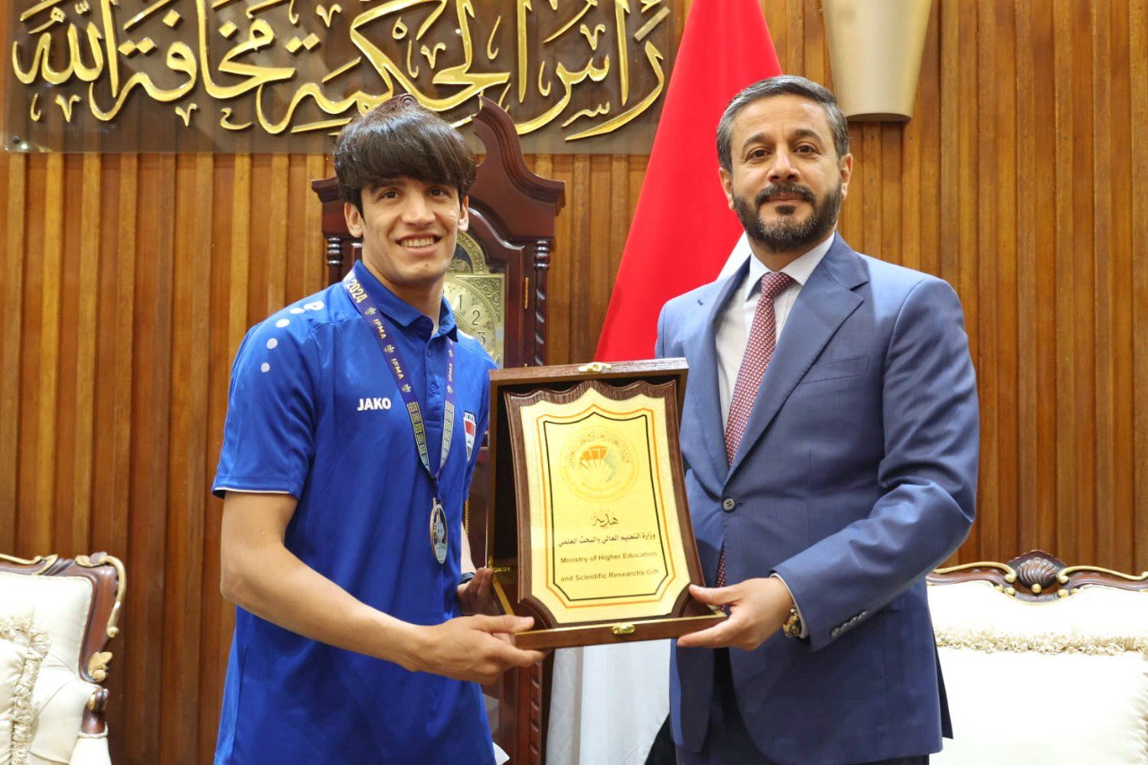 You are currently viewing Minister of Higher Education honors an Iraqi champion who refused to be crowned at the World Muaythai Championships