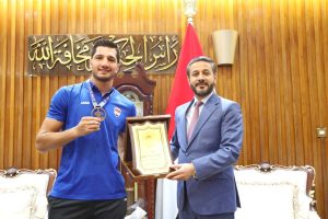 Read more about the article Education Minister honors Iraqi hero who refused to be crowned at the World Muaythai Championships in protest over the presence of a competitor from China