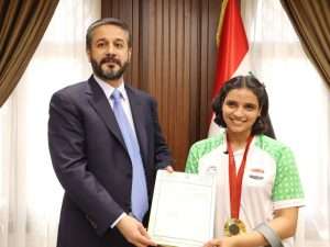 Read more about the article Minister of Education hands Iraqi athlete Najla Emad a ministerial order for her admission to the Faculty of Physical Education and Sport Sciences