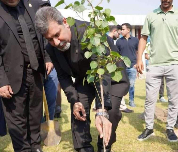 You are currently viewing Karbala University launches a campaign to plant its gardens with the participation of its students