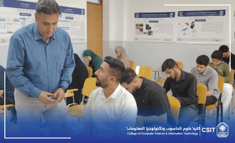 You are currently viewing المعاون الإداري في كلية علوم الحاسوب وتكنولوجيا المعلومات يتابع سير امتحانات طلبة الدراسات الأولية.