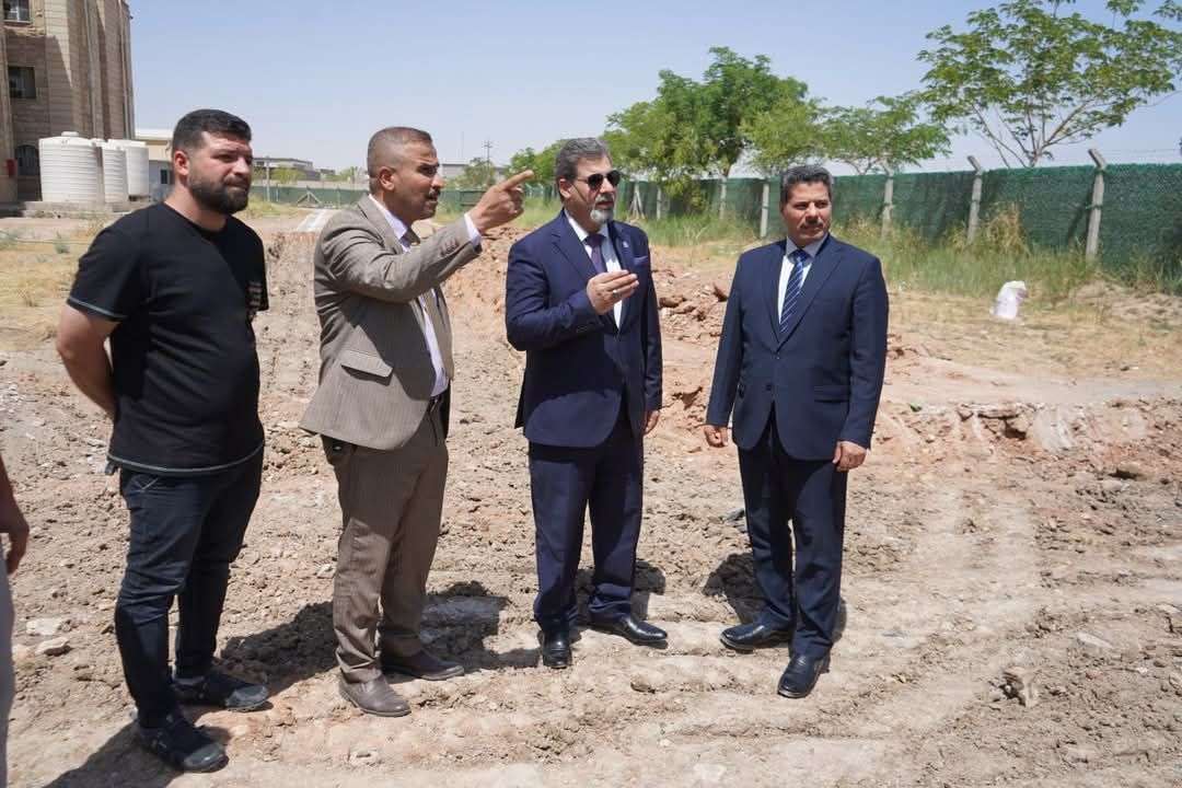 You are currently viewing رئيس الجامعة يتفقد مشروع تطوير الباحة الجانبية للأقسام الداخلية ويشدد على تحسين البيئة الجامعية للطلبة