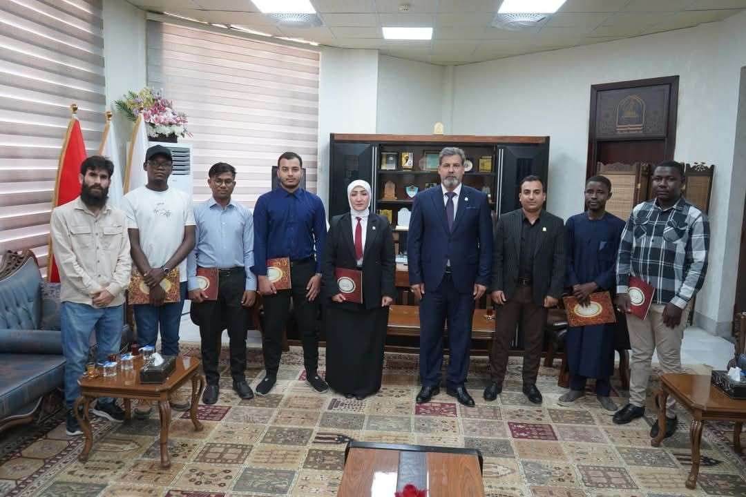 You are currently viewing طلبة دوليون بجامعة كربلاء يصدرون أول مجلة ثقافية عن العراق ورئيس الجامعة يكرمهم